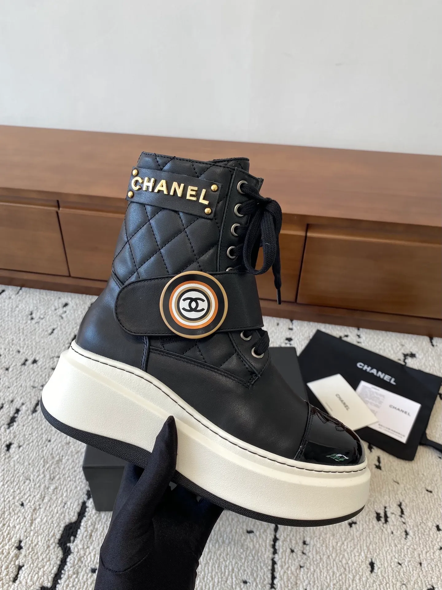 👟👟Ex-factory price 760👟👟 CHANEL 2025s autumn and winter series thick-soled short boots, made of imported cowhide, with an additional height of 5cm to show leg length. The boots follow Chanel's classic rhombus pattern, and add this year's popular sun buckle. Xiao Meimei likes it especially. This is Chanel's hot style for autumn and winter this year. With the traditional inner zipper, it is easy to put on the feet and super comfortable. It is a must-have for this autumn and winter. Upper material: imported cowhide with rhombus microfiber, washed denim ❤︎ Consistently authentic ❤︎ Outsole: original Italian TPU foam outsole Number of yards: 35-40 (Customized size 40 is non-refundable and non-exchangeable) Buy now 👉 Buy now 👉 Buy now 👉 Buy now 👉